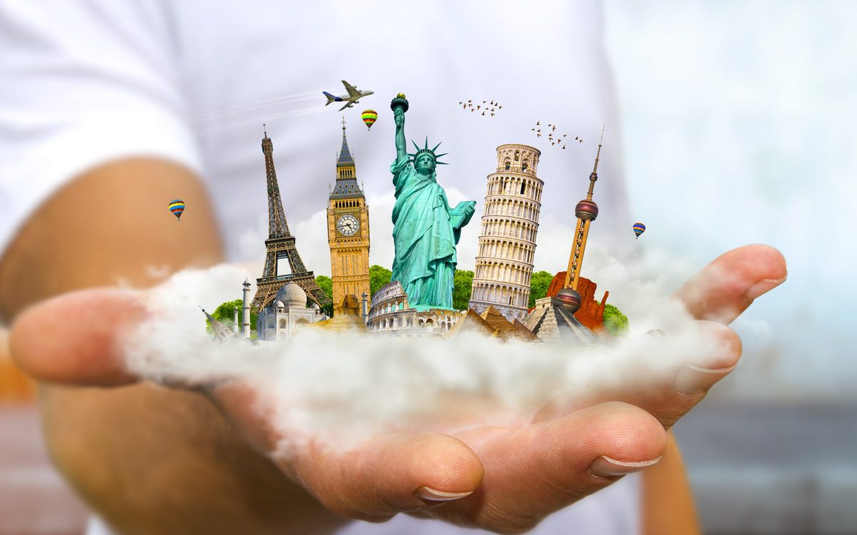 Mãos abertas segurando monumentos do mundo sobre uma nuvem, destinos globais para agências de viagens